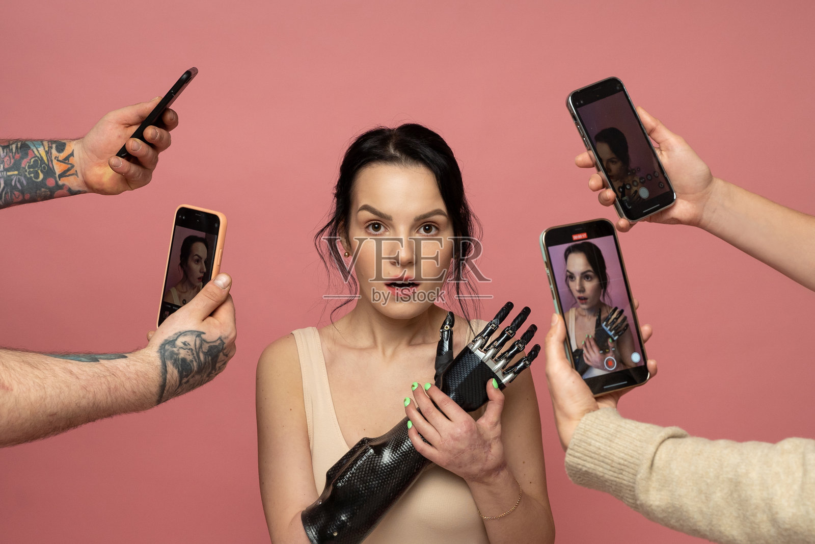 年轻的残疾妇女,戴着义肢和假手。他人对有特殊需要的残障人士的持续关注和态度。多样性照片摄影图片