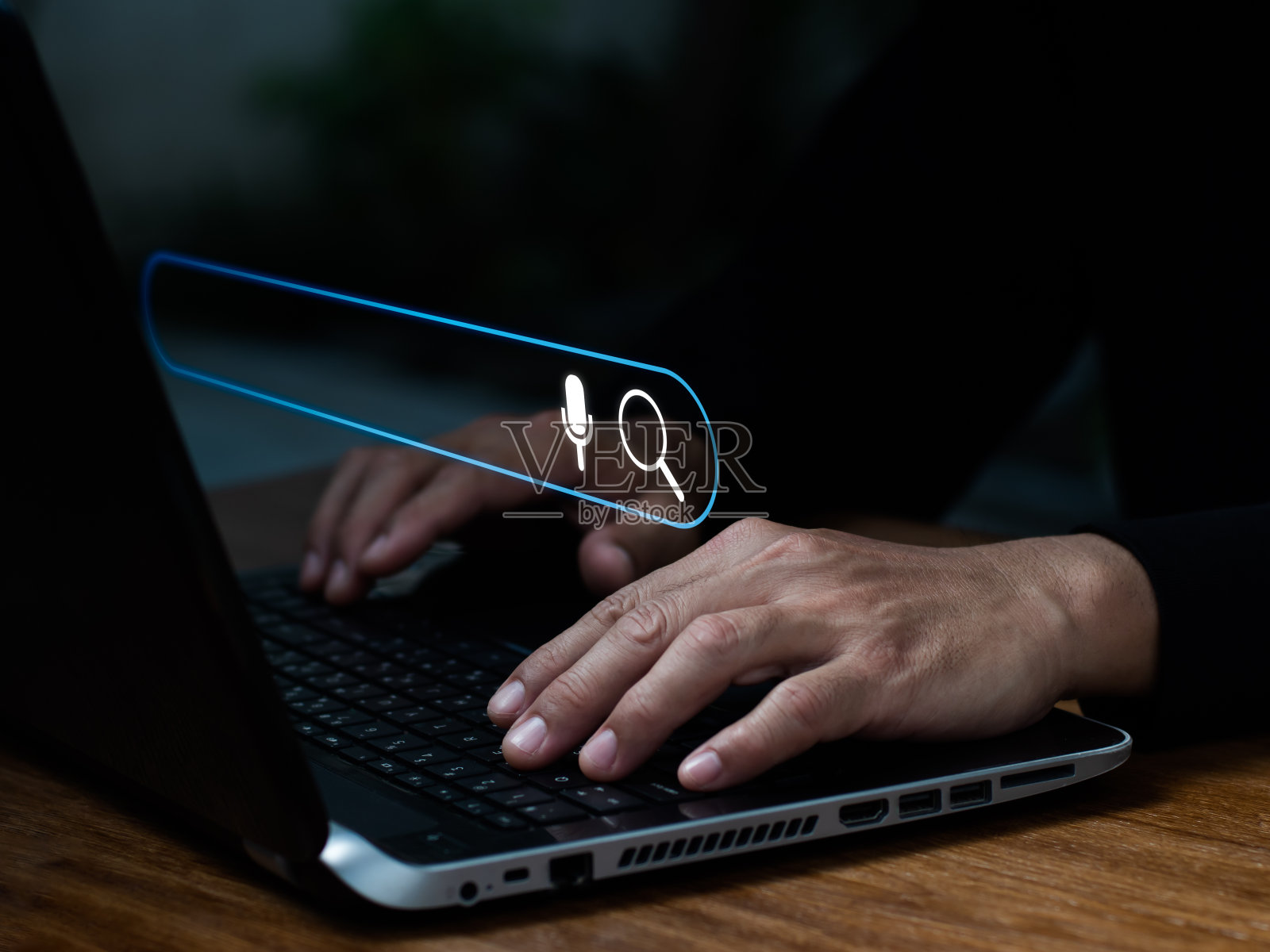 这个人在办公室的桌子上用笔记本电脑工作。搜索引擎的概念是用一个空白的搜索框浏览Internet数据信息。搜索引擎优化组网照片摄影图片