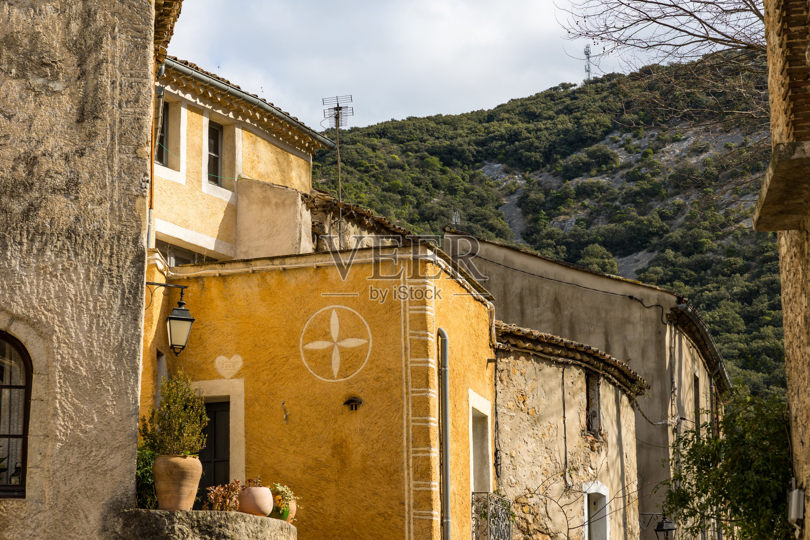 石屋的中世纪村庄Saint-Guilhem-le-Désert,并排(奥西塔尼,法国)照片摄影图片