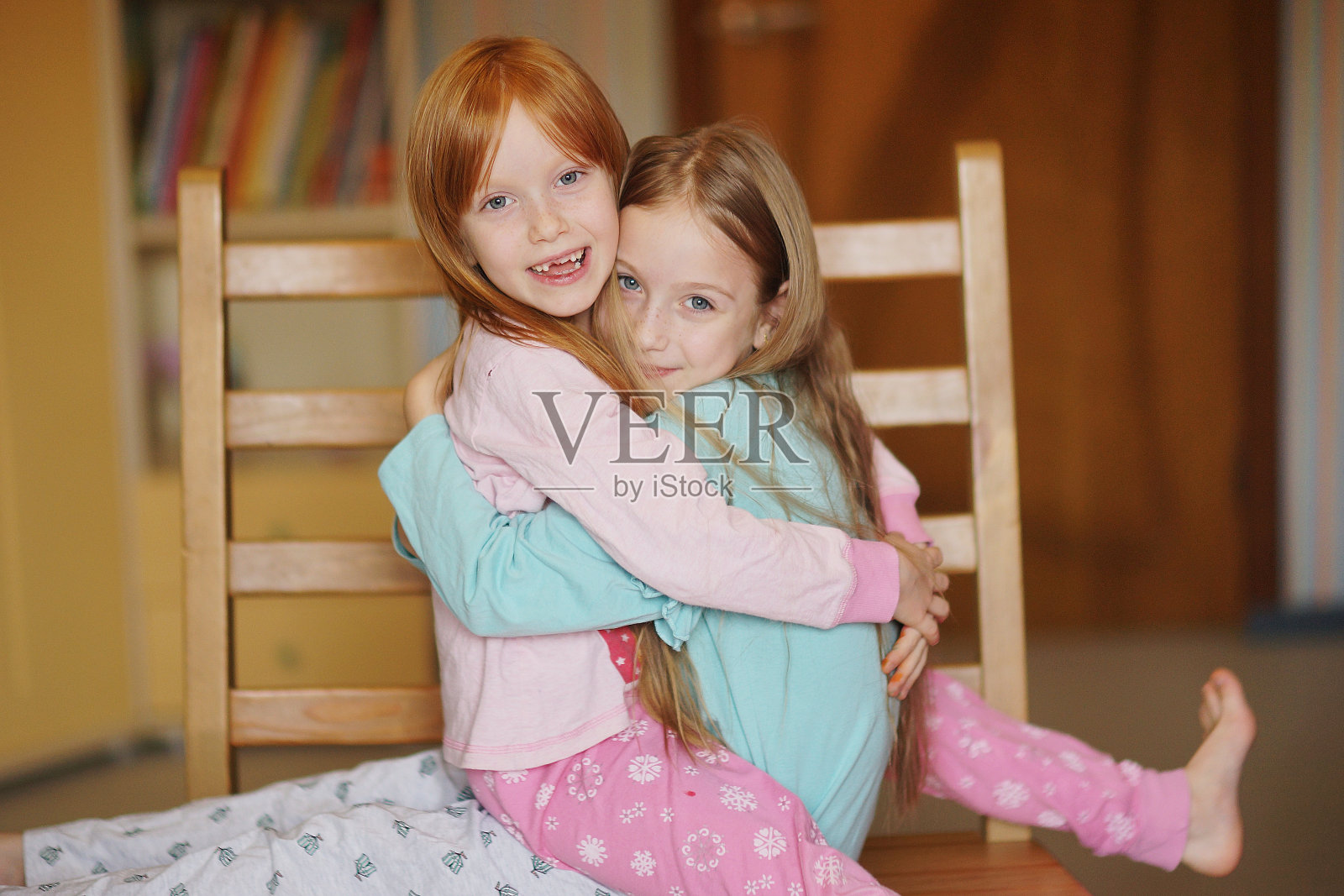 姐妹拥抱。家庭时间。良好的人际关系。爱照片摄影图片