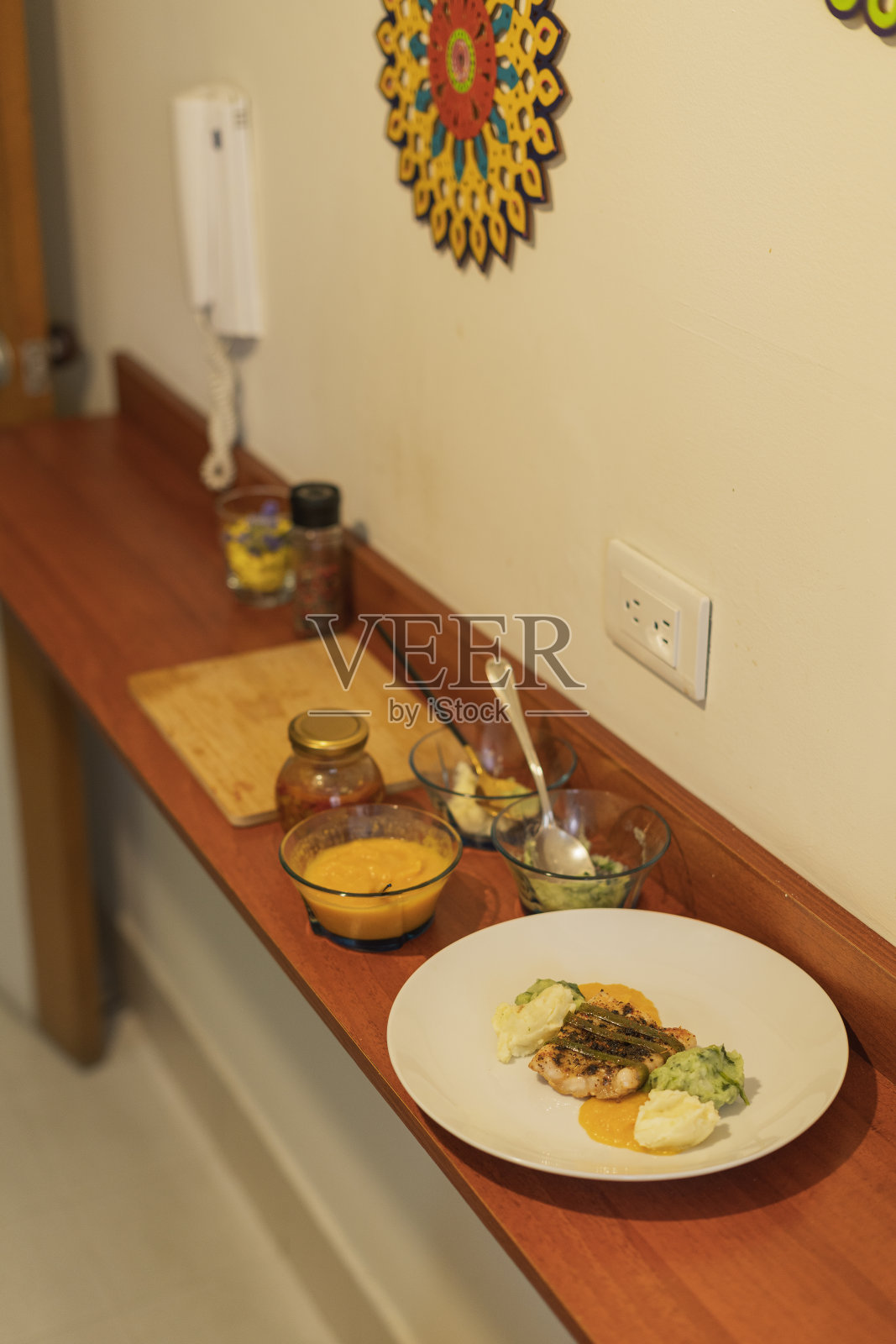 一位年轻人准备了美味的食物,他享受着这段时间,把它作为一种宁静和和谐的形式,并以正确的方式提供照片摄影图片