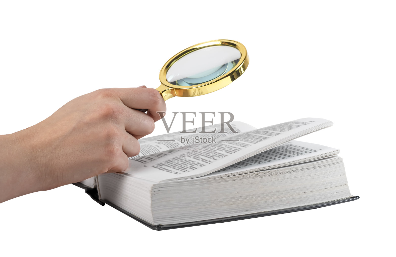 手持放大镜用于阅读孤立在白色背景上的书籍。查找相关资料,学习概念照片摄影图片
