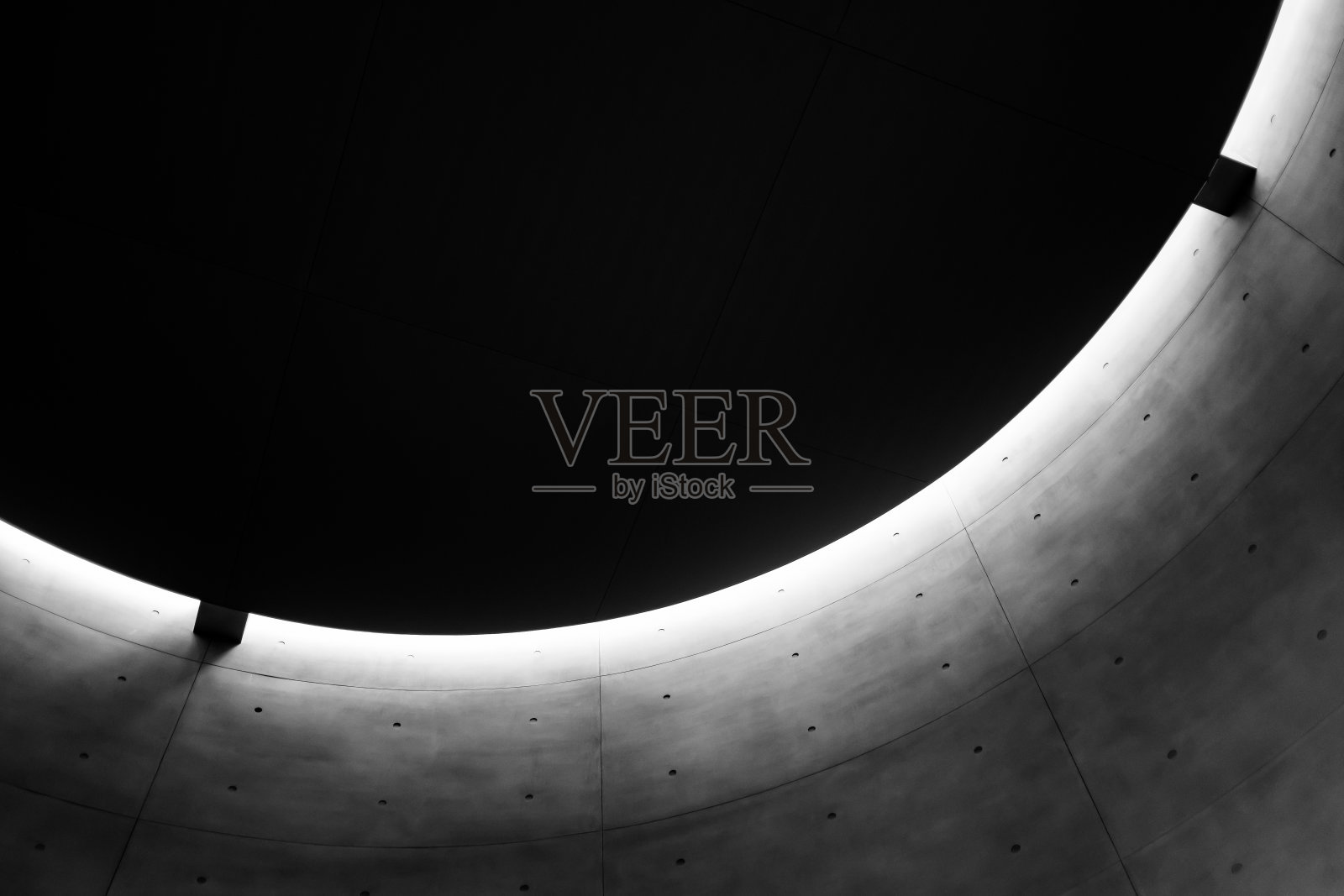 暴露出灰色混凝土墙、水泥纹理、灰黑背景、水泥外墙、屋顶、黑白、浅色建筑、光影照片摄影图片