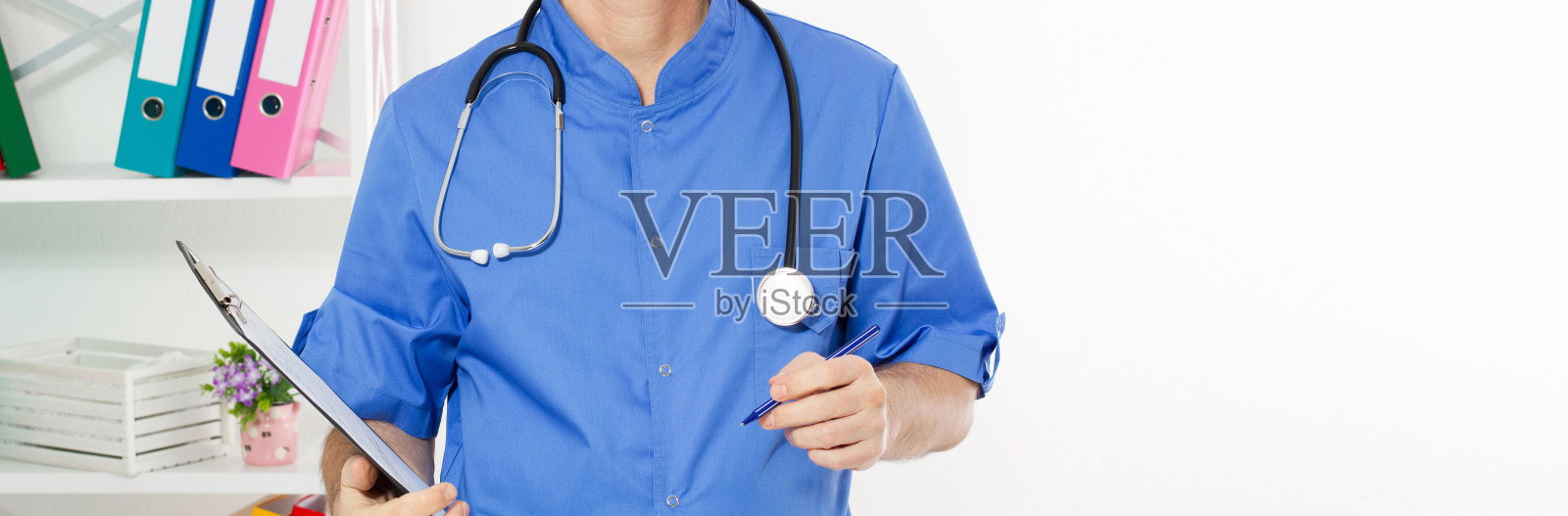 男性医生在医疗诊所办公室复印空间-医疗保险照片摄影图片