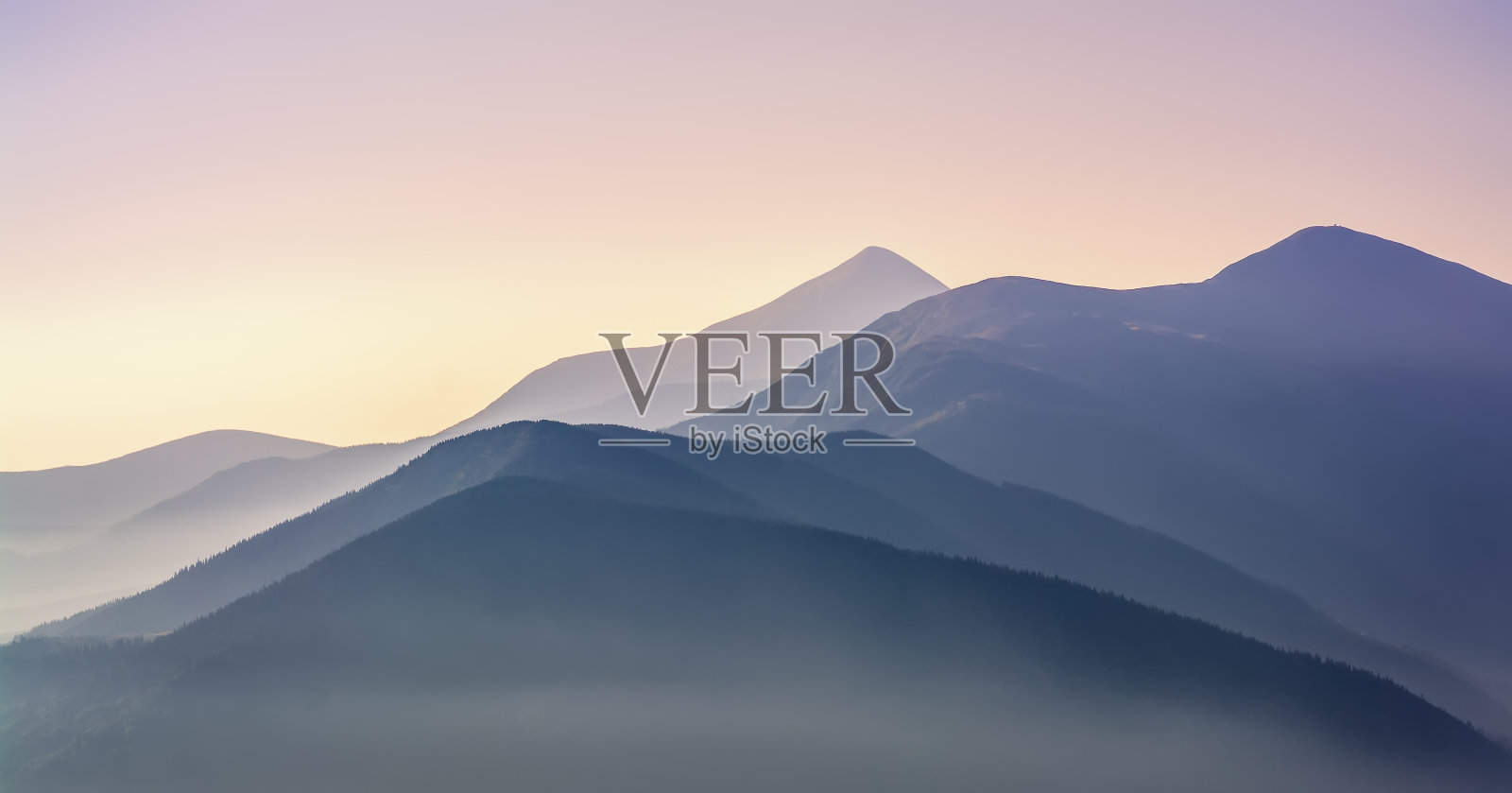 喀尔巴阡山脉美丽的日出。日出时,群山呈直线排列。美丽的自然景观。充满活力的照片。全景。照片摄影图片