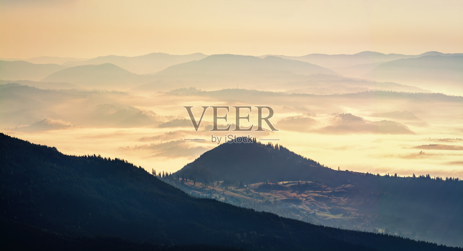 喀尔巴阡山脉美丽的日出。日出时,群山呈直线排列。美丽的自然景观。充满活力的照片。全景。照片摄影图片