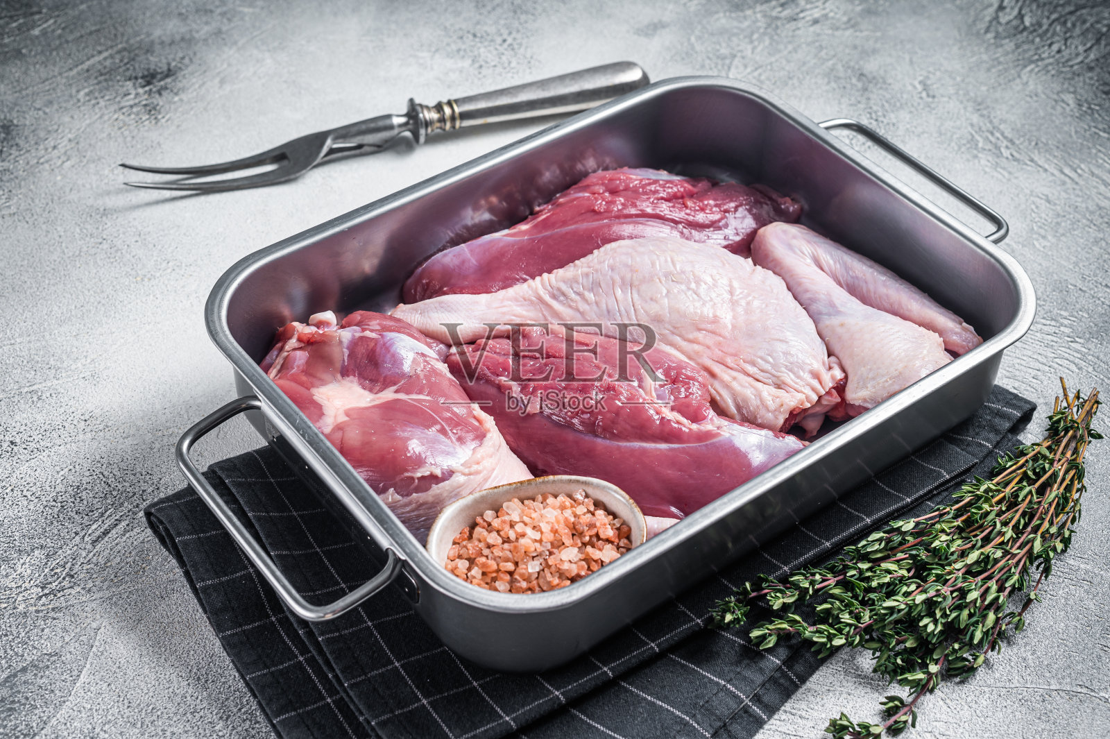 生鸭的部分,新鲜的胸脯,腿,翅膀在厨房托盘。白色背景。俯视图照片摄影图片