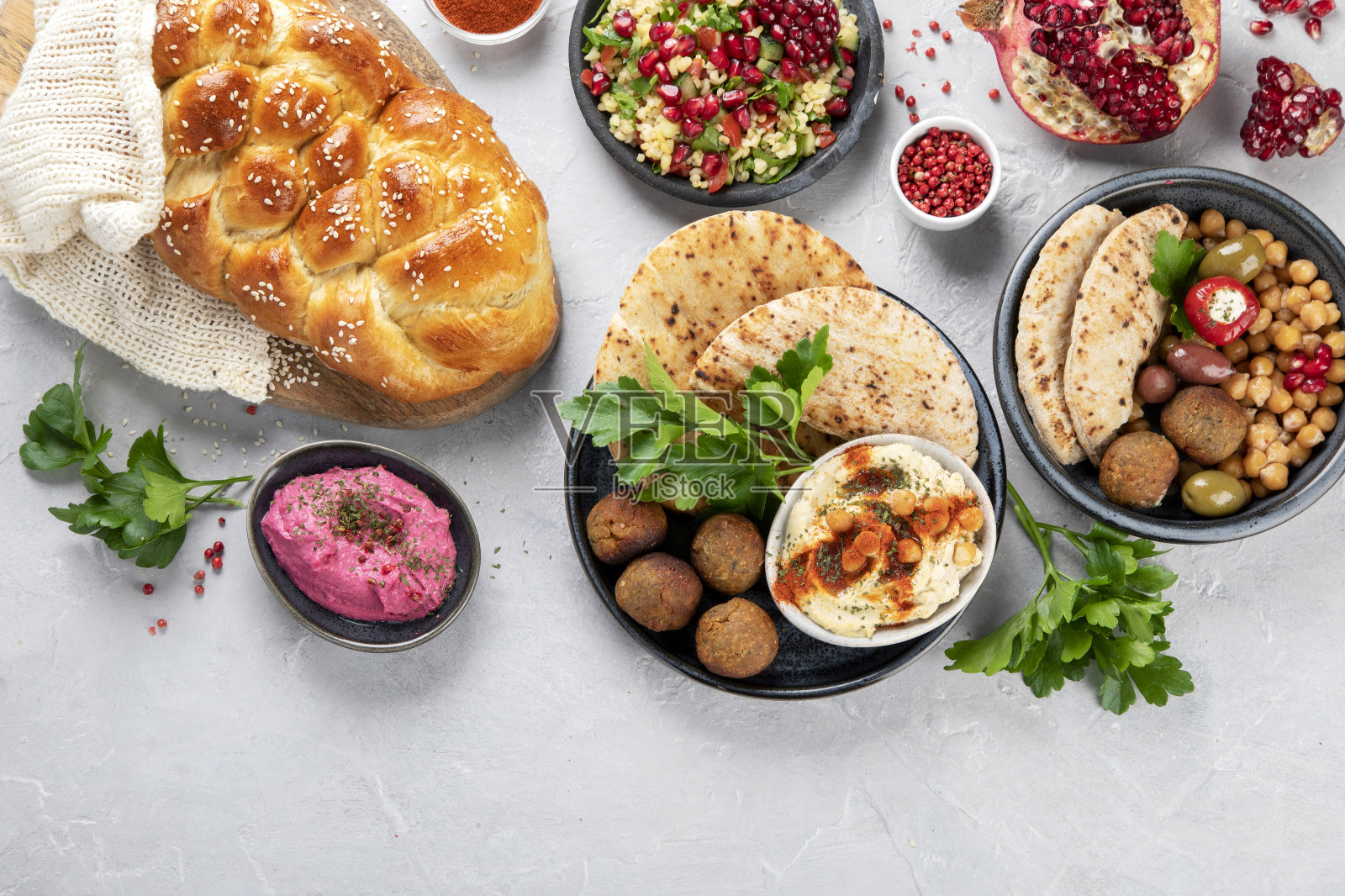 浅色背景下的犹太食物。照片摄影图片