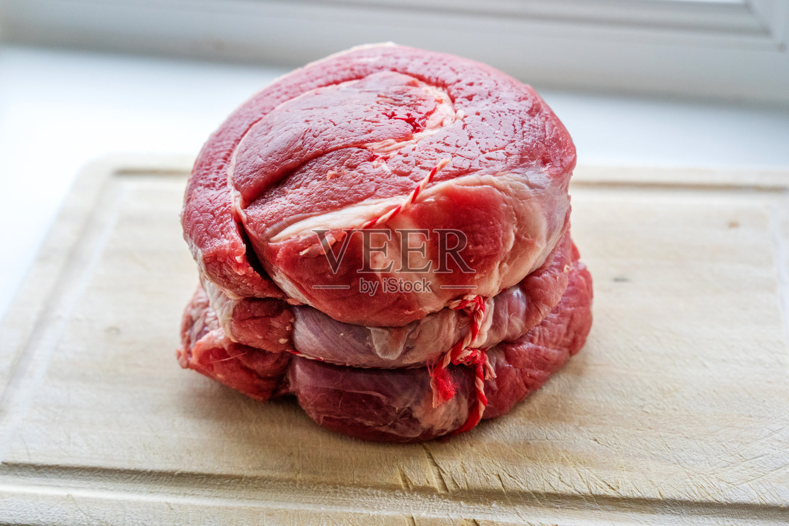 生牛胸肉卷照片摄影图片