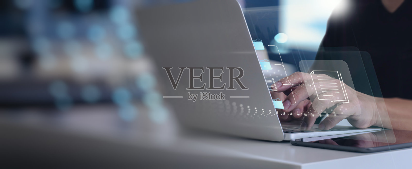 IT顾问正在办公室用笔记本电脑或在家用炒锅安装虚拟文档管理系统(DMS)。软件存档企业文件的概念。照片摄影图片