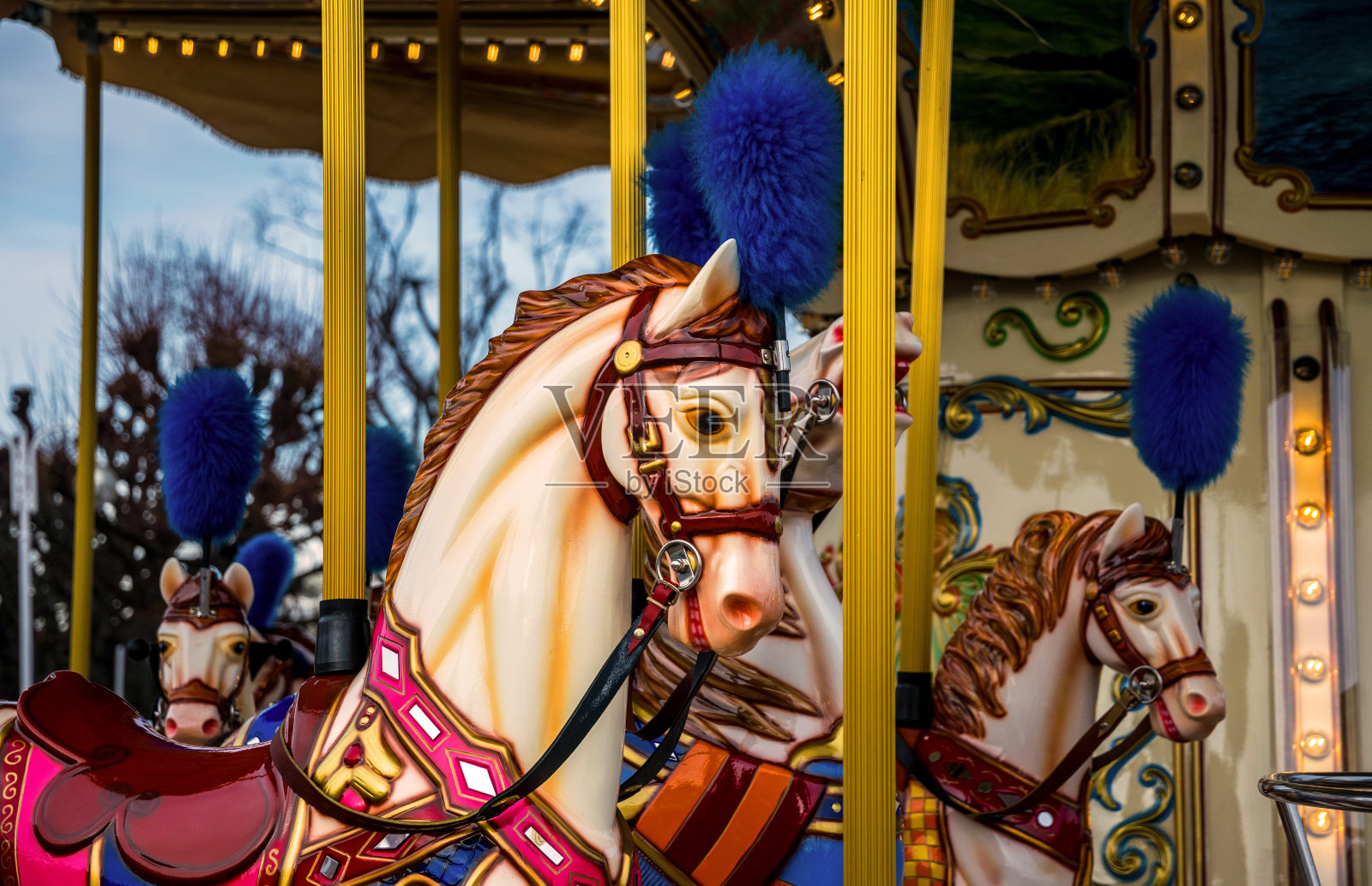 闪亮的儿童玩具旋转木马照片摄影图片