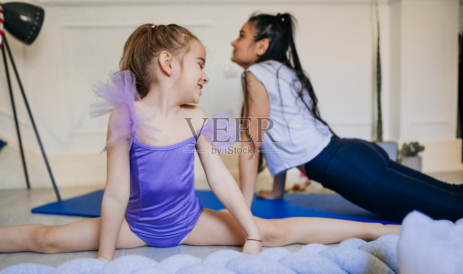 母女俩在家里一起锻炼照片摄影图片