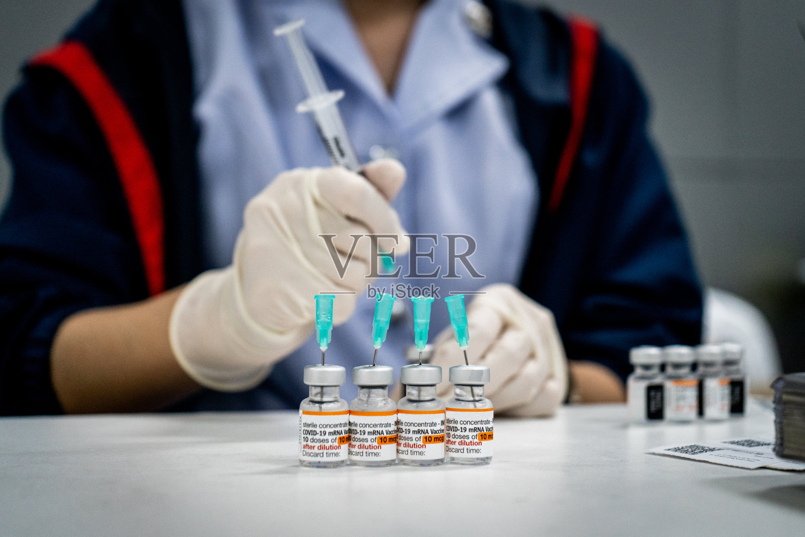 医务人员准备疫苗注射器剂量照片摄影图片
