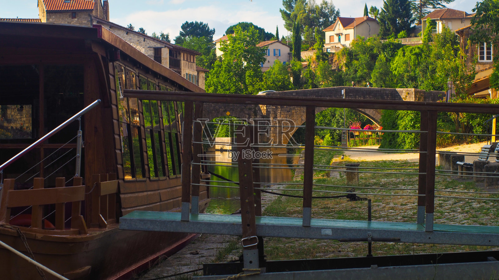 码头的城市Nérac照片摄影图片