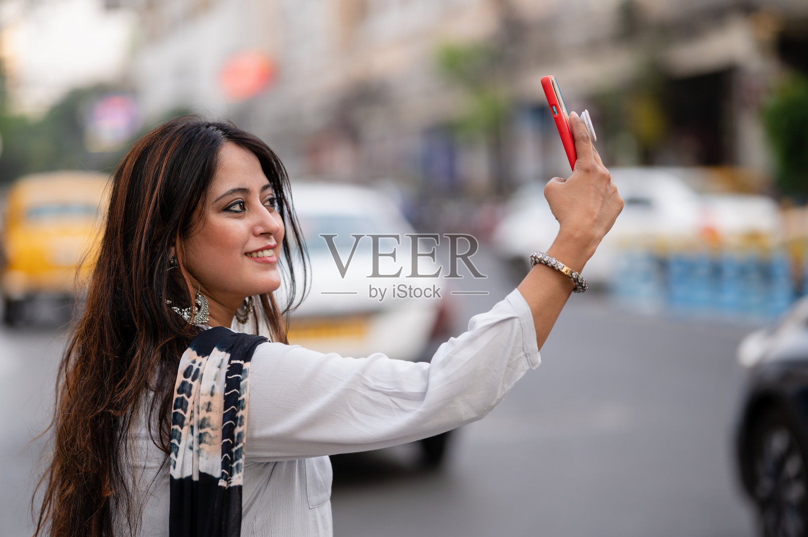 快乐,年轻,美丽的女人自拍的肖像。照片摄影图片