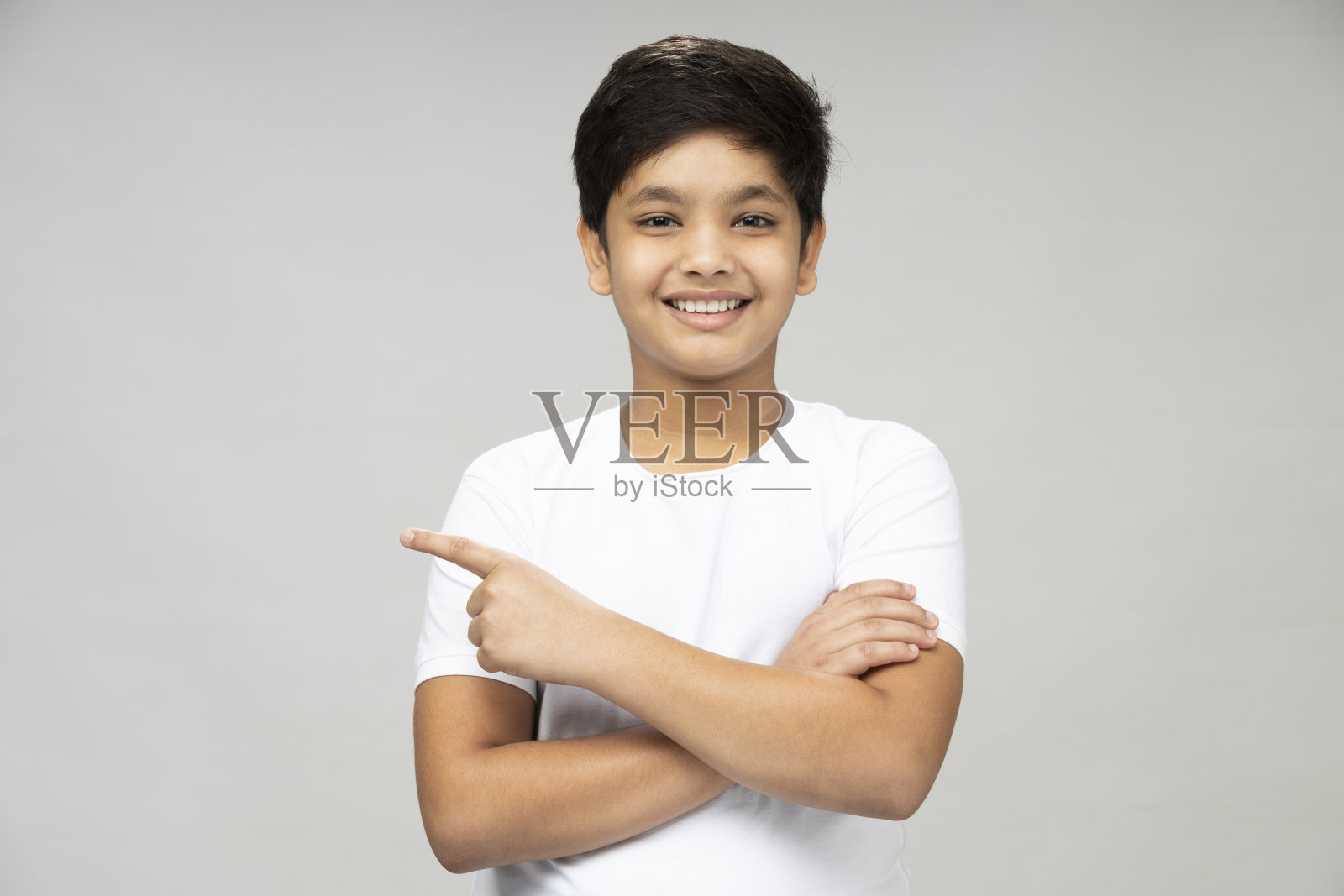 有吸引力的年轻学校男孩的肖像,白色背景,股票照片照片摄影图片