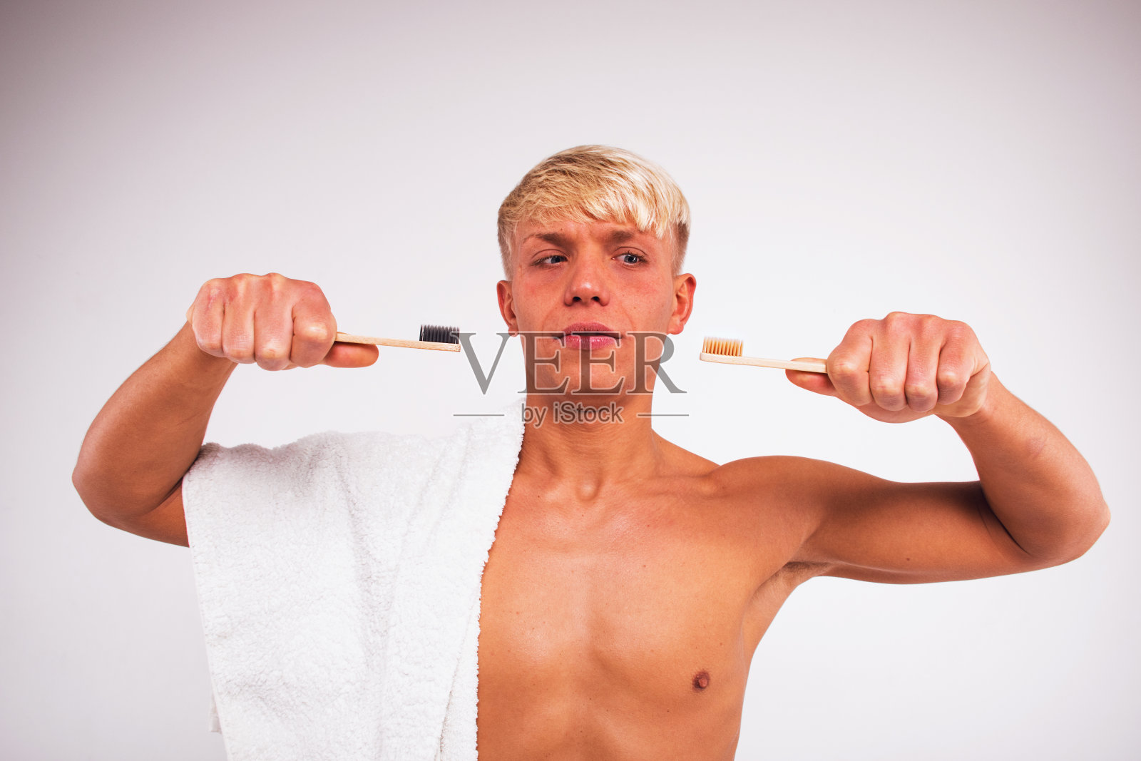 严肃的年轻人拿着牙刷照片摄影图片