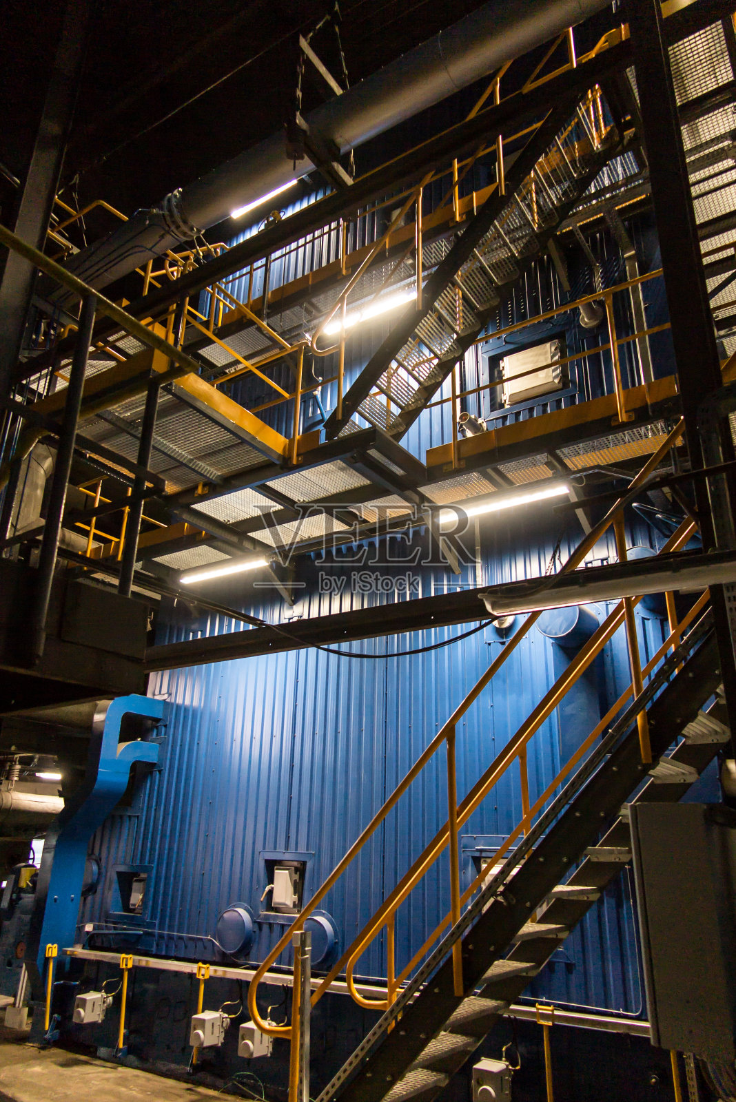 燃煤炉排锅炉的侧壁。照片摄影图片