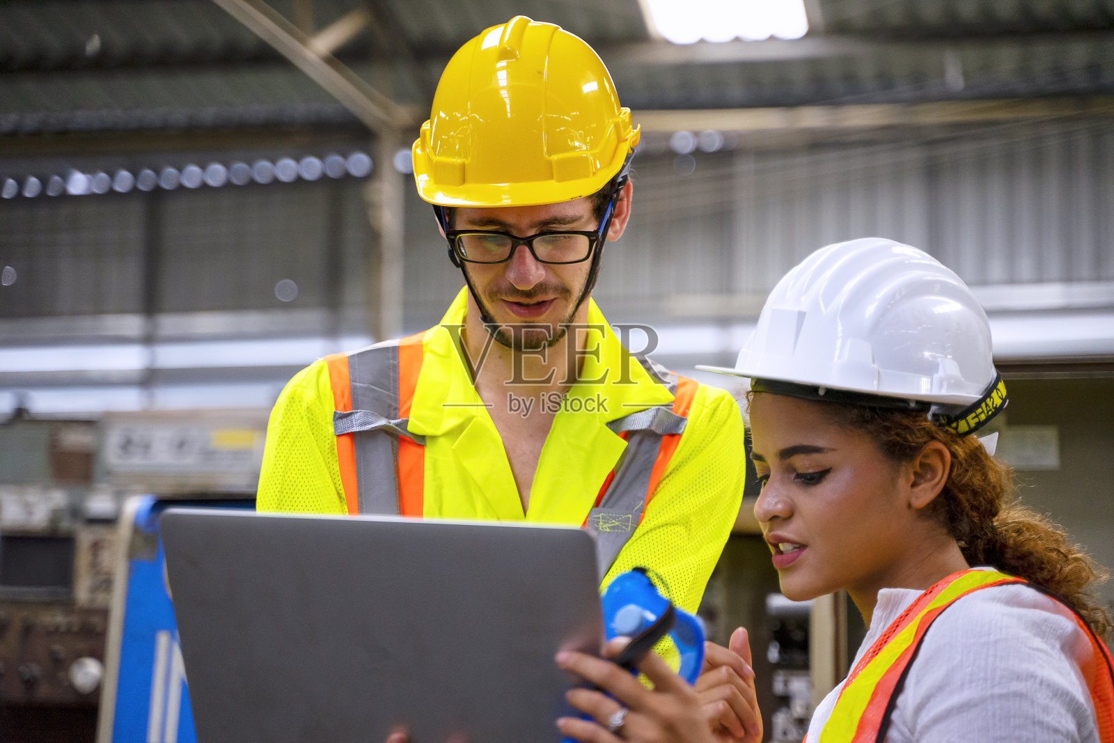 工厂里的蓝领工人。照片摄影图片