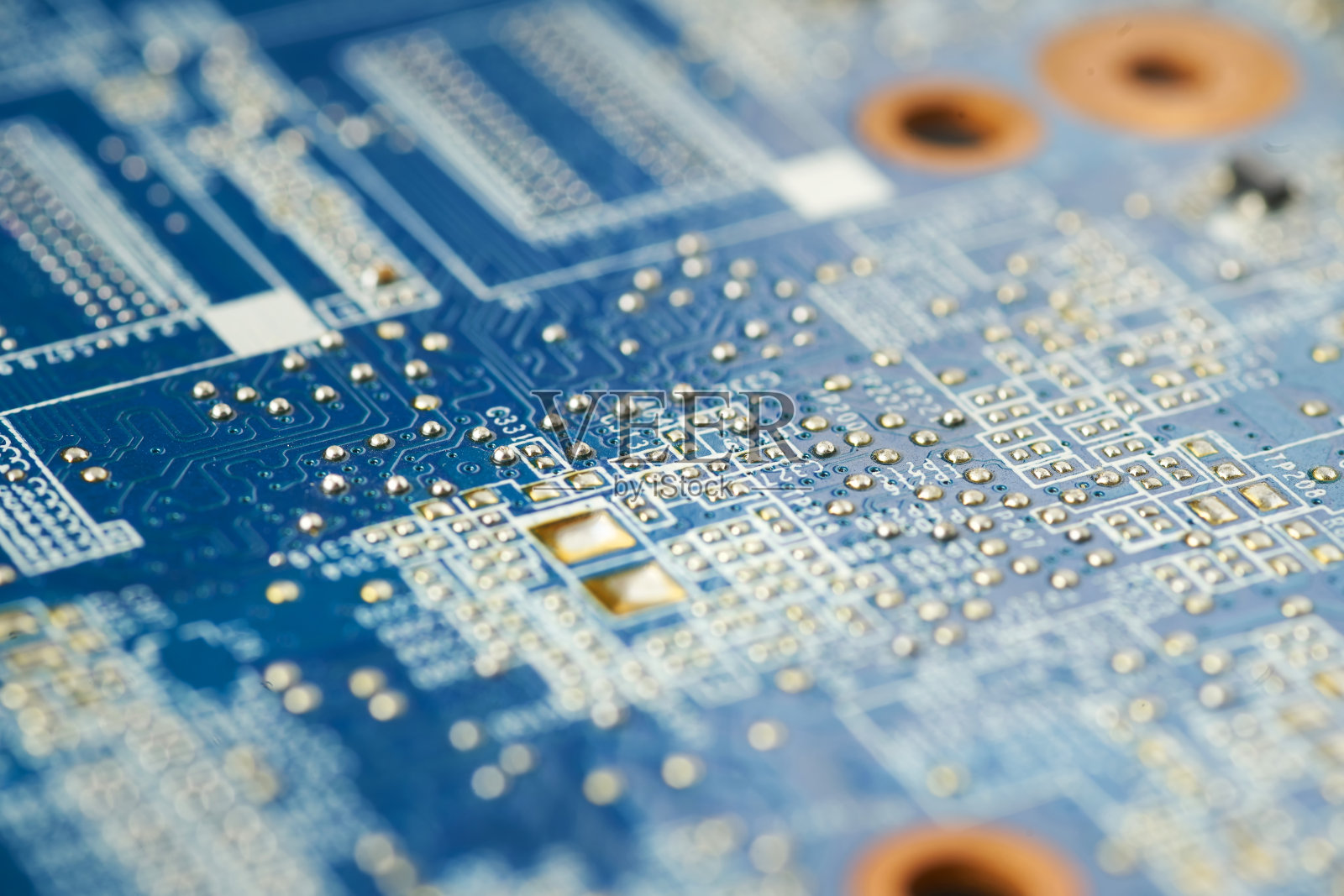 旧电脑系统,里面有蜘蛛网和灰尘。照片摄影图片