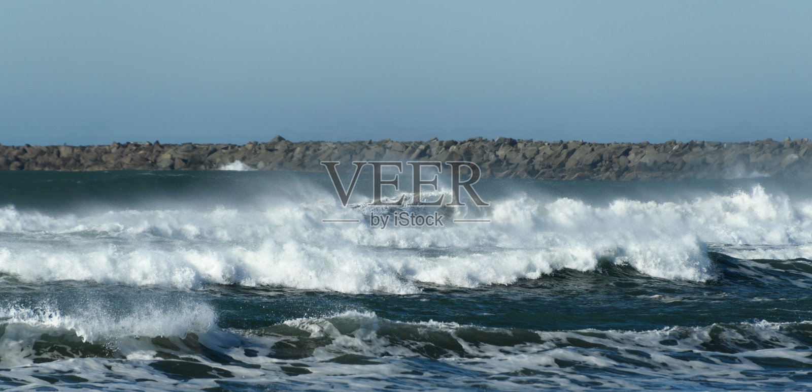 西港码头附近戏剧性的风暴冲浪照片摄影图片