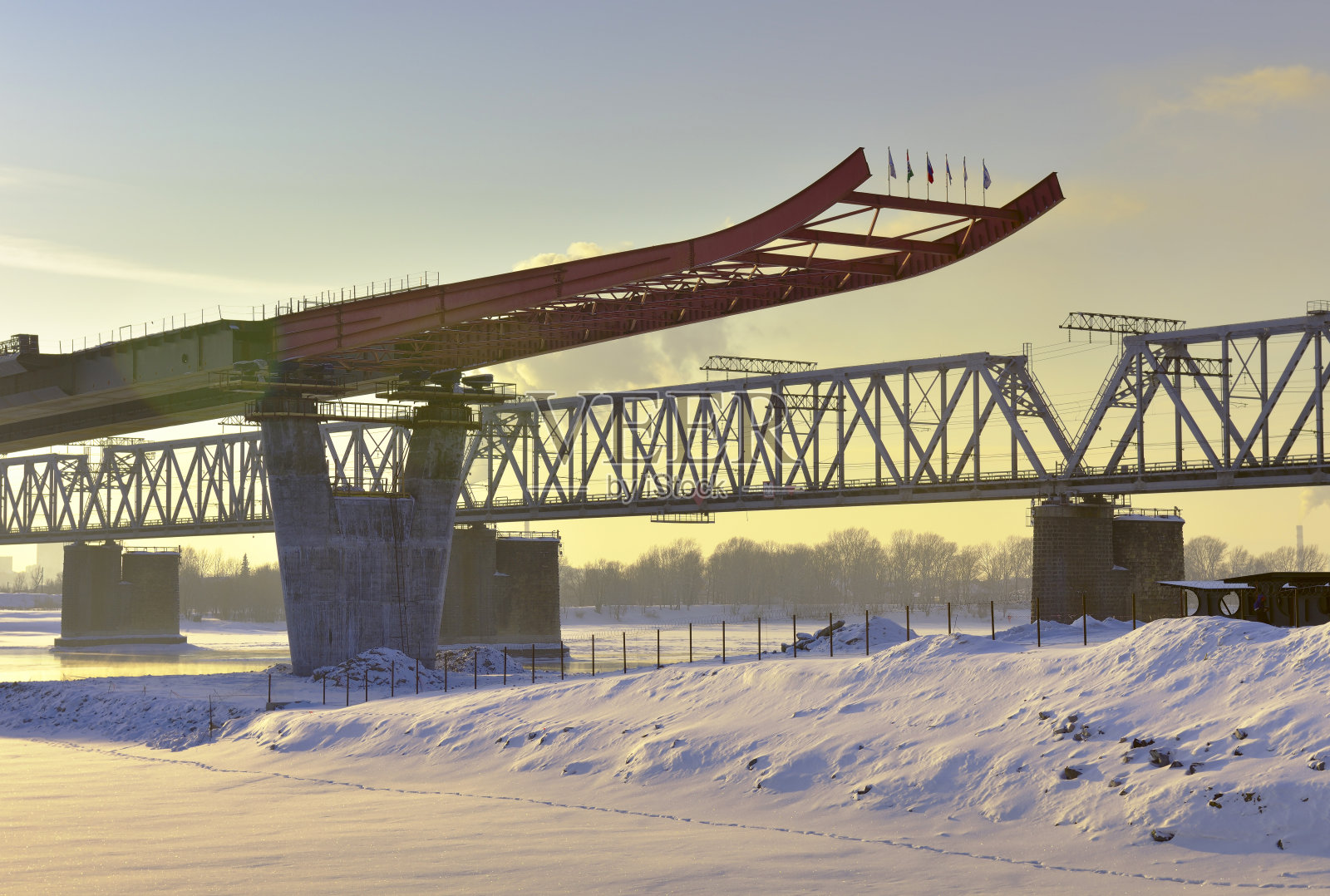 冬季堤岸上的桥梁照片摄影图片