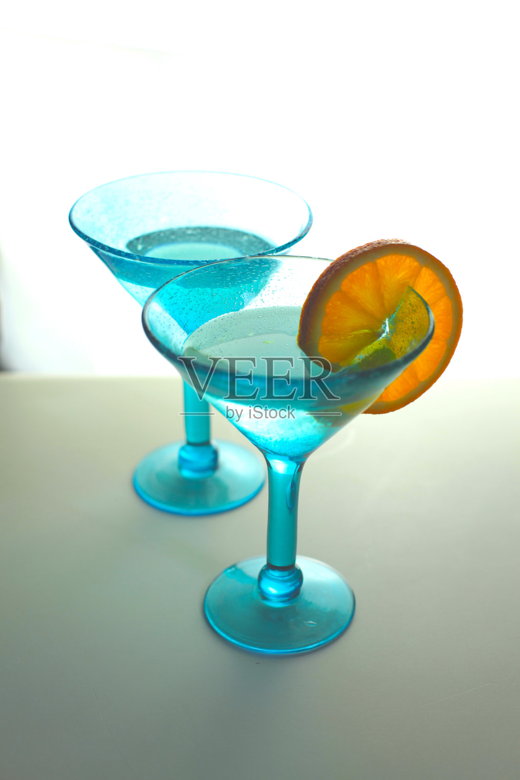 蓝色的马提尼酒杯照片摄影图片