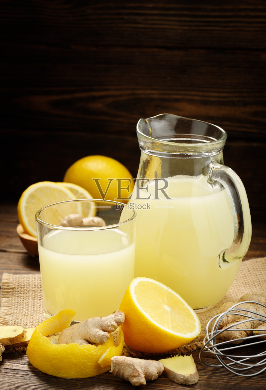 柠檬姜汁饮料。照片摄影图片