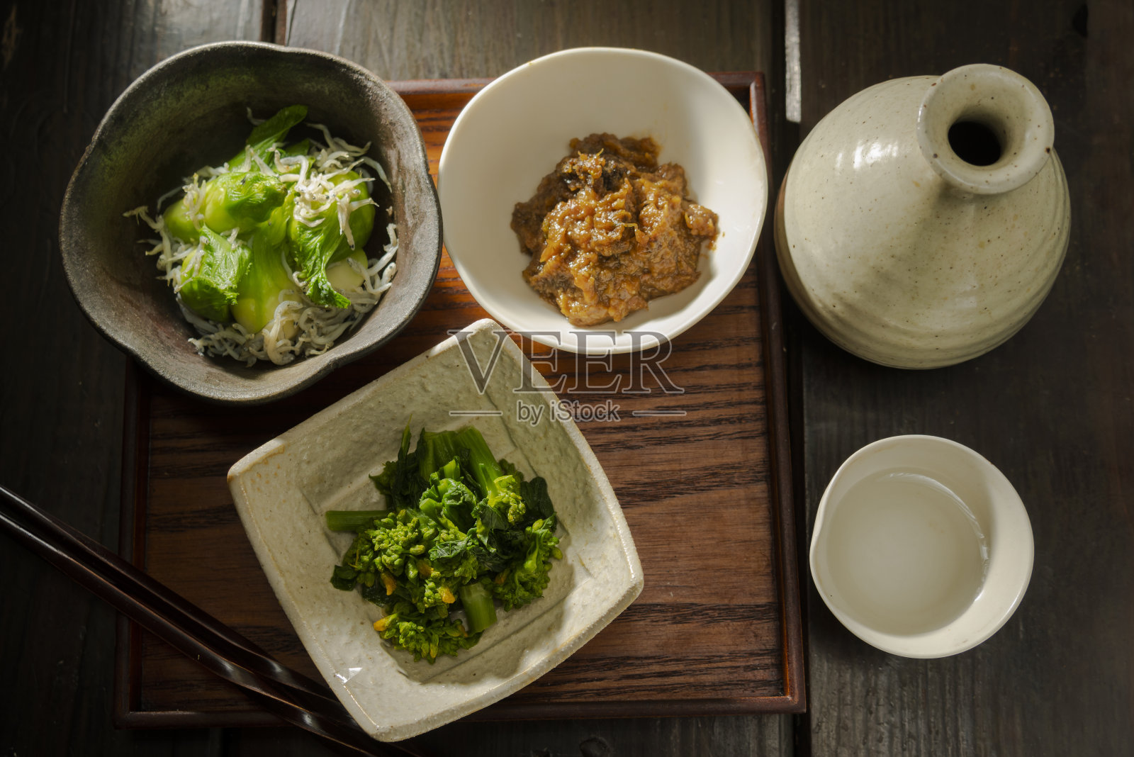 春季开胃菜和清酒照片摄影图片