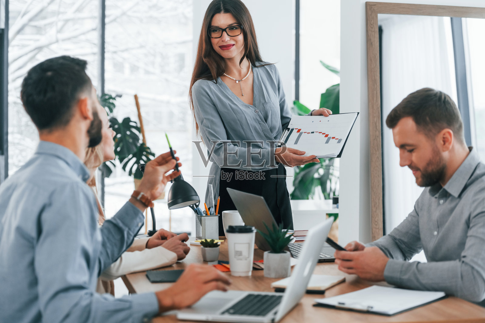 讨论项目。一群在办公室工作的商务人士照片摄影图片