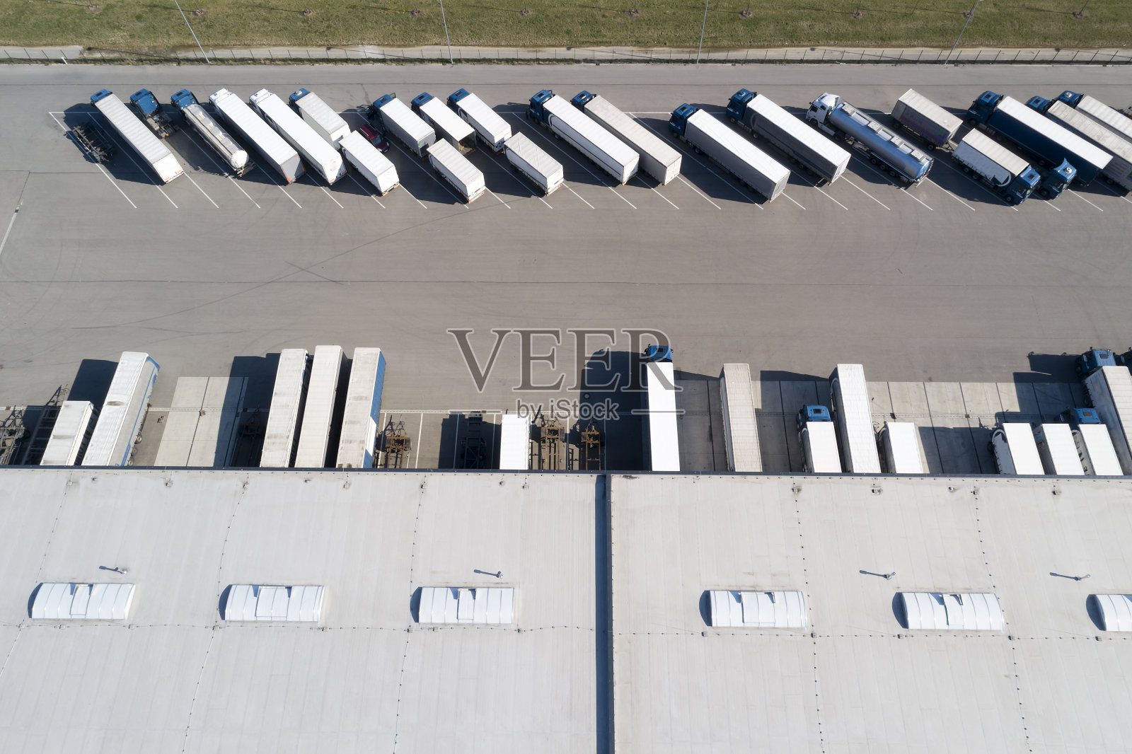 卡车和运输集装箱组,工业仓库,鸟瞰图照片摄影图片