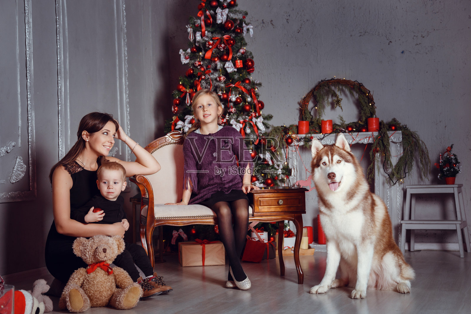 家庭在新年的室内照片摄影图片