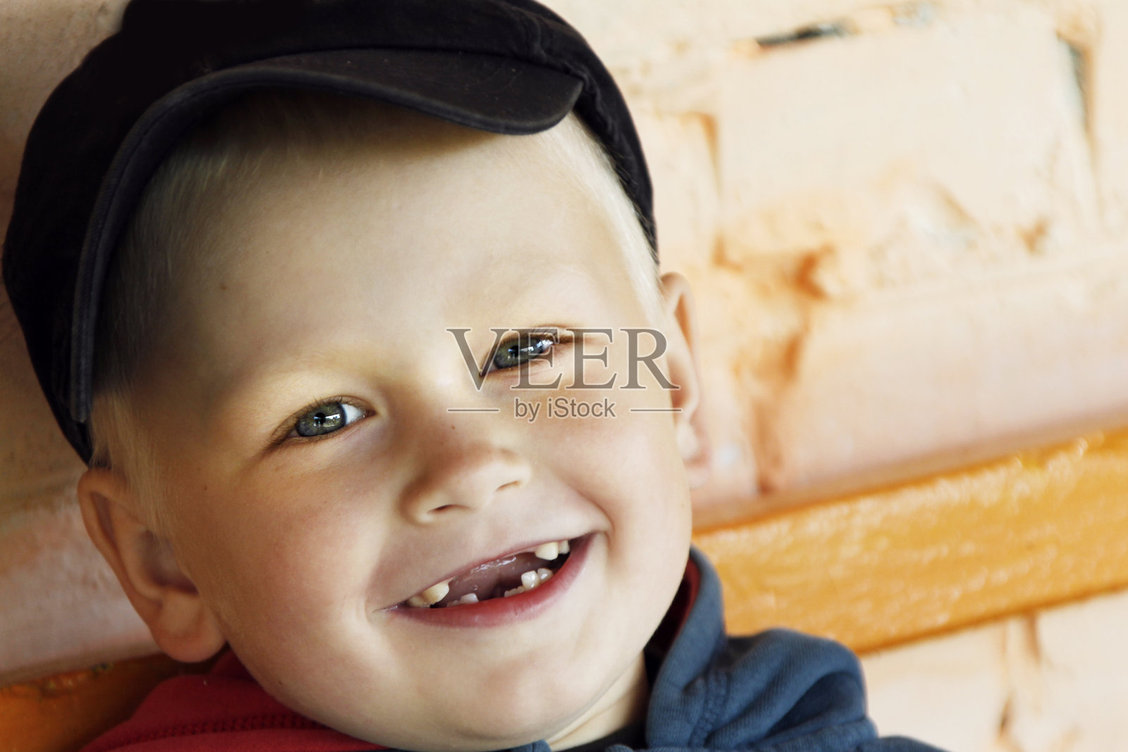 学前班的小男孩脸上挂着没有牙齿的微笑。照片摄影图片