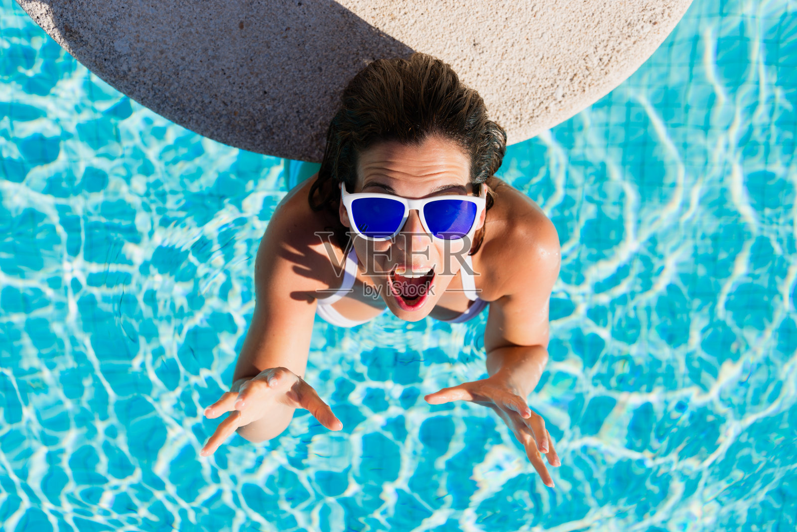 有趣快乐的女人在游泳池的暑假照片摄影图片