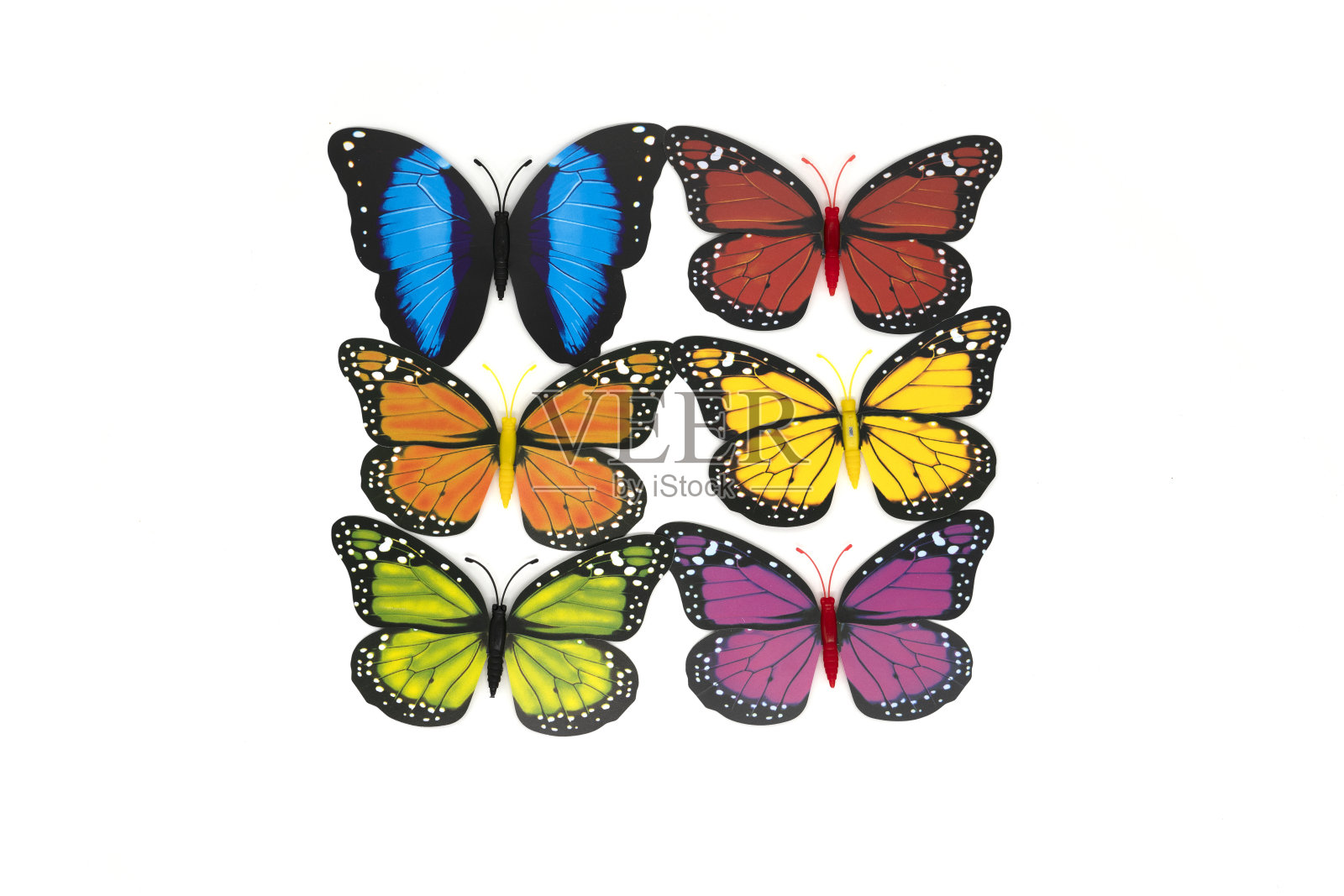 特写的塑料彩色玩具蝴蝶孤立在白色。照片摄影图片