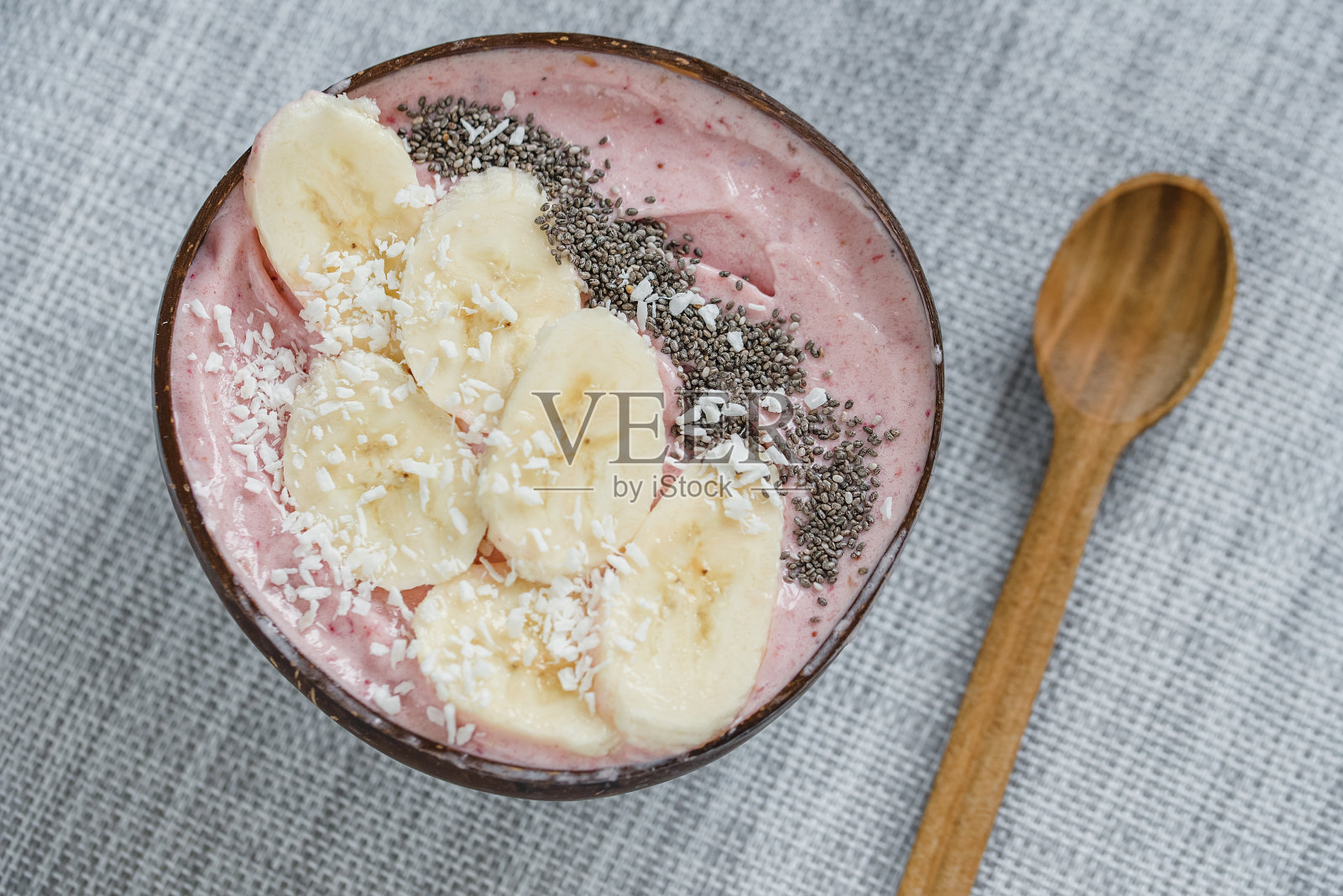 健康早餐浆果冰沙碗顶部有香蕉,格兰诺拉麦片和奇亚籽复制空间照片摄影图片