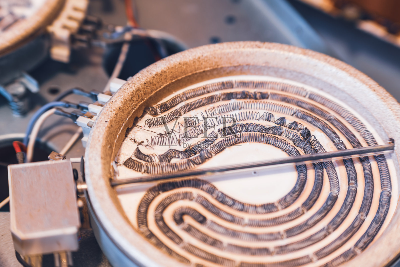 拆卸有烧坏加热元件、电线和电缆的电燃烧器照片摄影图片