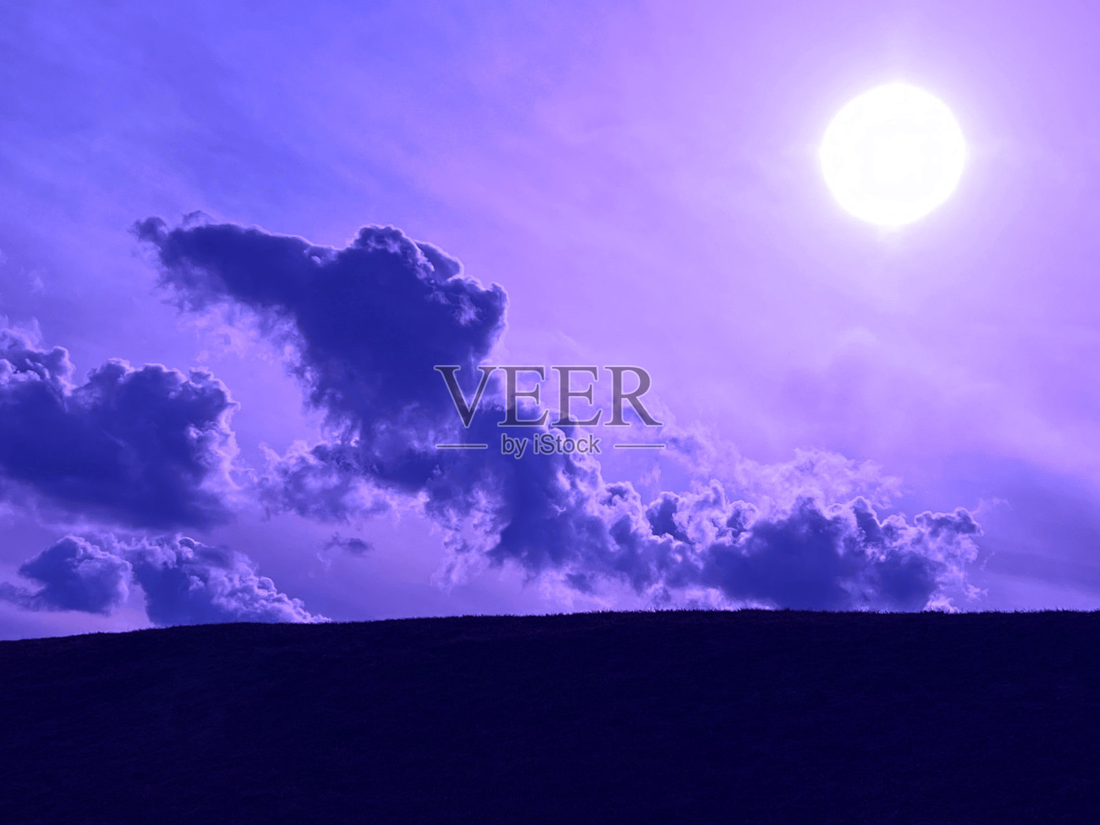 黑暗星球上神奇的紫色云。照片摄影图片