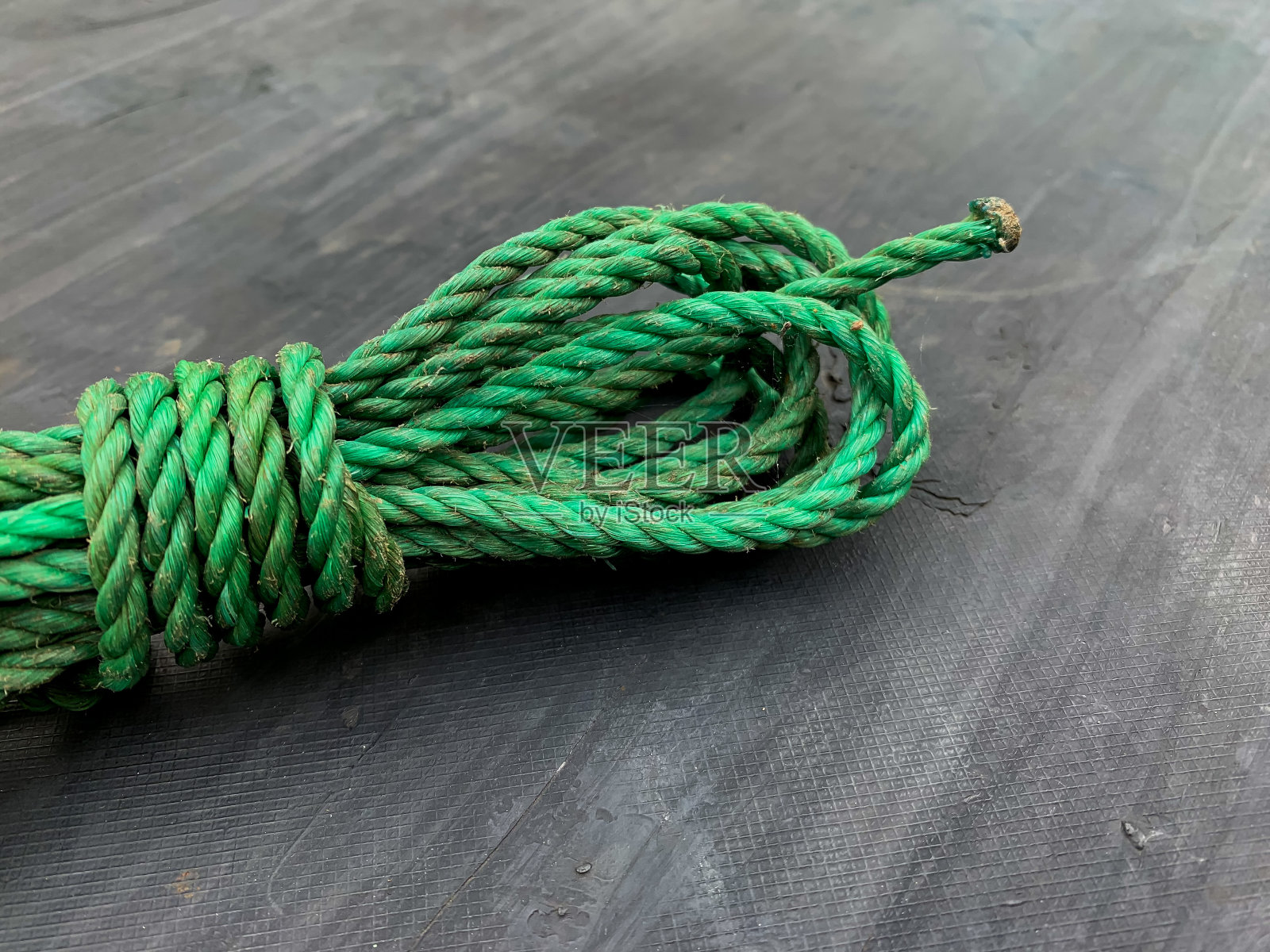 灰色背景上的绿色尼龙绳照片摄影图片