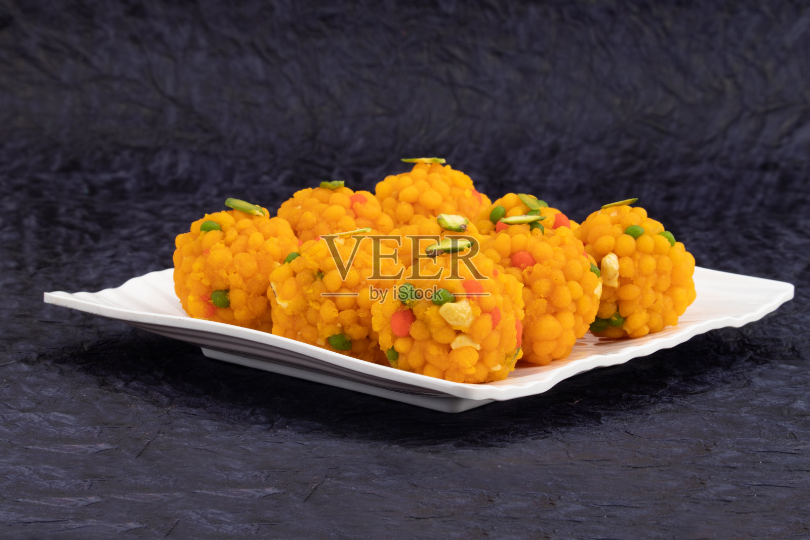Jodhpuri Bundi Laddu也被称为Tiranga Boondi Ladoo Mithai由Besan Sooji Suji Desi酥油制成,在Deepawali,Dussehra,Rakshabandhan,Rakhi,Vinayaka Ganesh Chaturthi和Janmasthami享用照片摄影图片