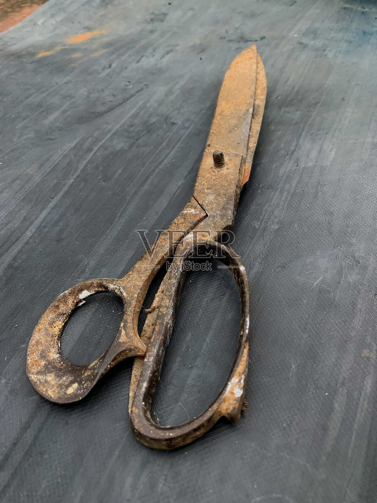 生锈的剪刀留在桌子上照片摄影图片