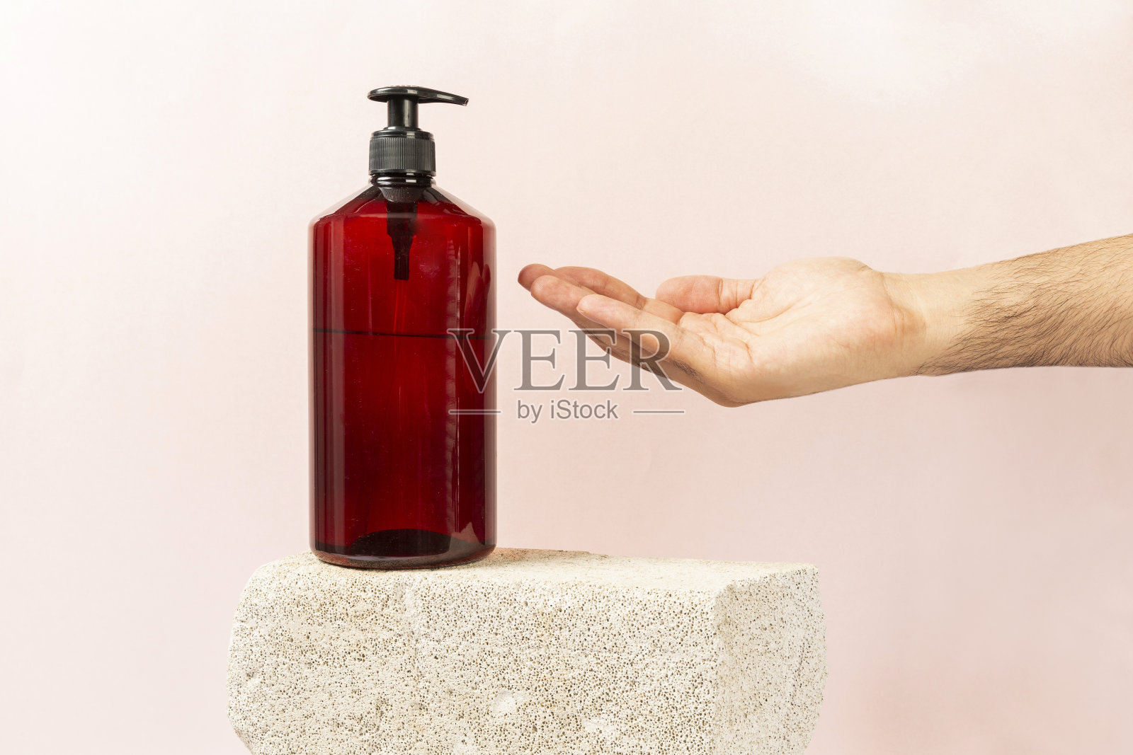 粉色背景的洗手液石底座照片摄影图片