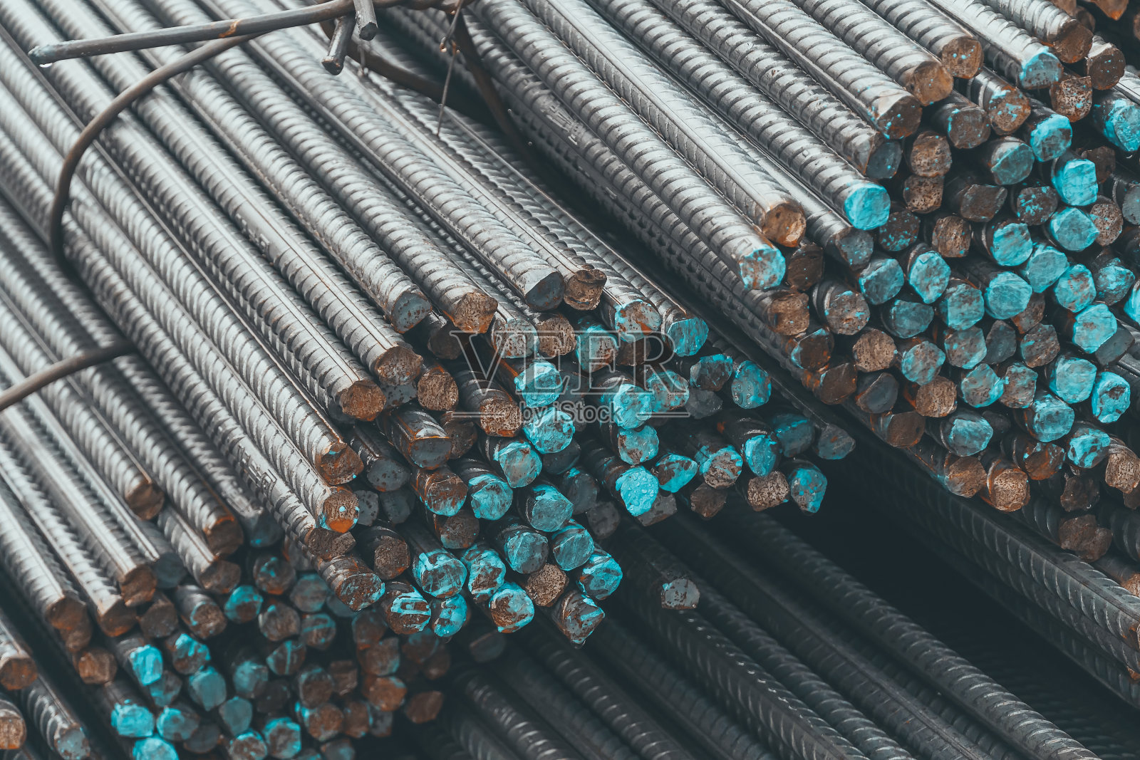 配件建筑。钢筋或钢筋在建筑中用于加固混凝土的特写。一堆建筑配件。结构结构的一个元素。照片摄影图片