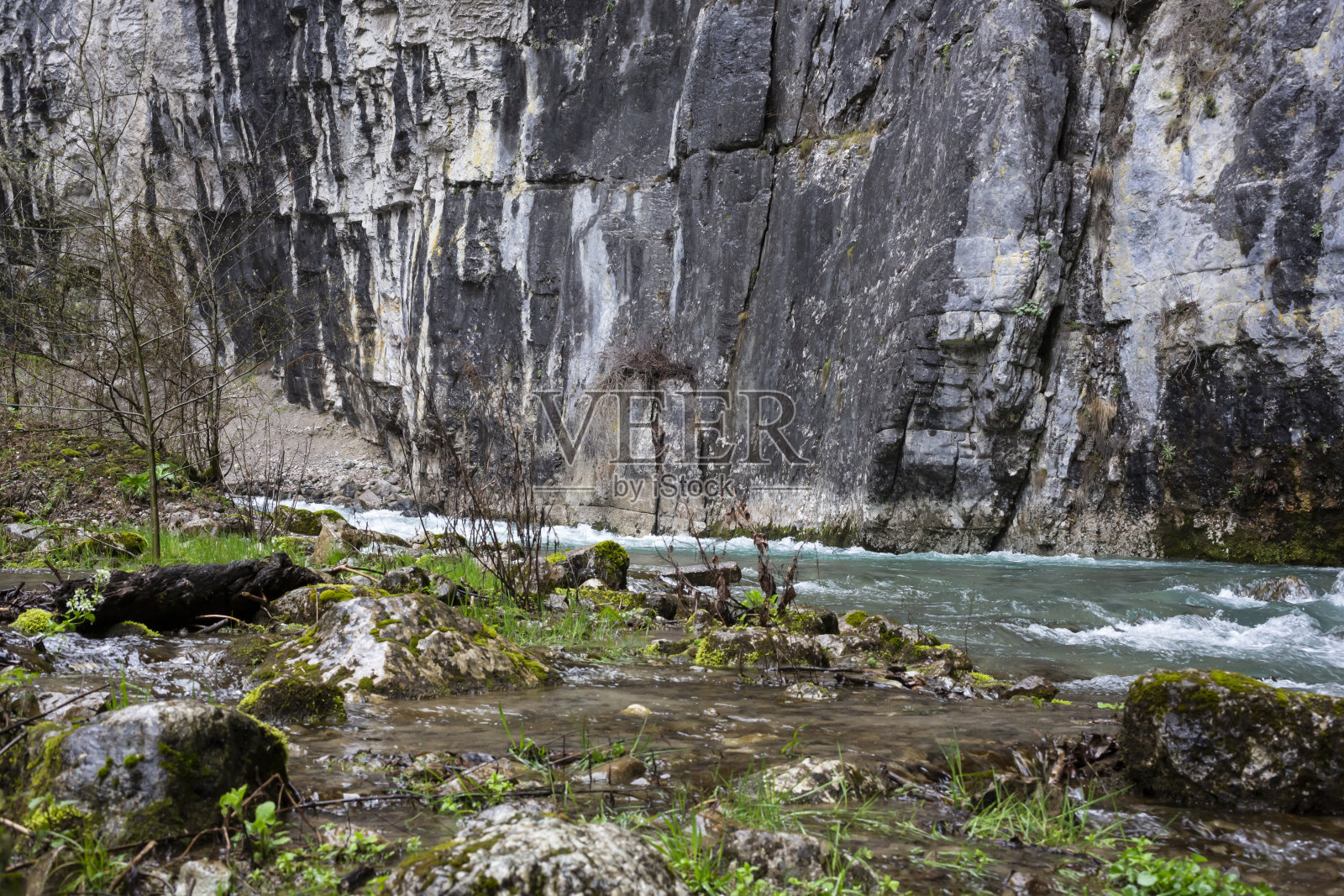 阿布哈兹,冬天的蓝色河流照片摄影图片