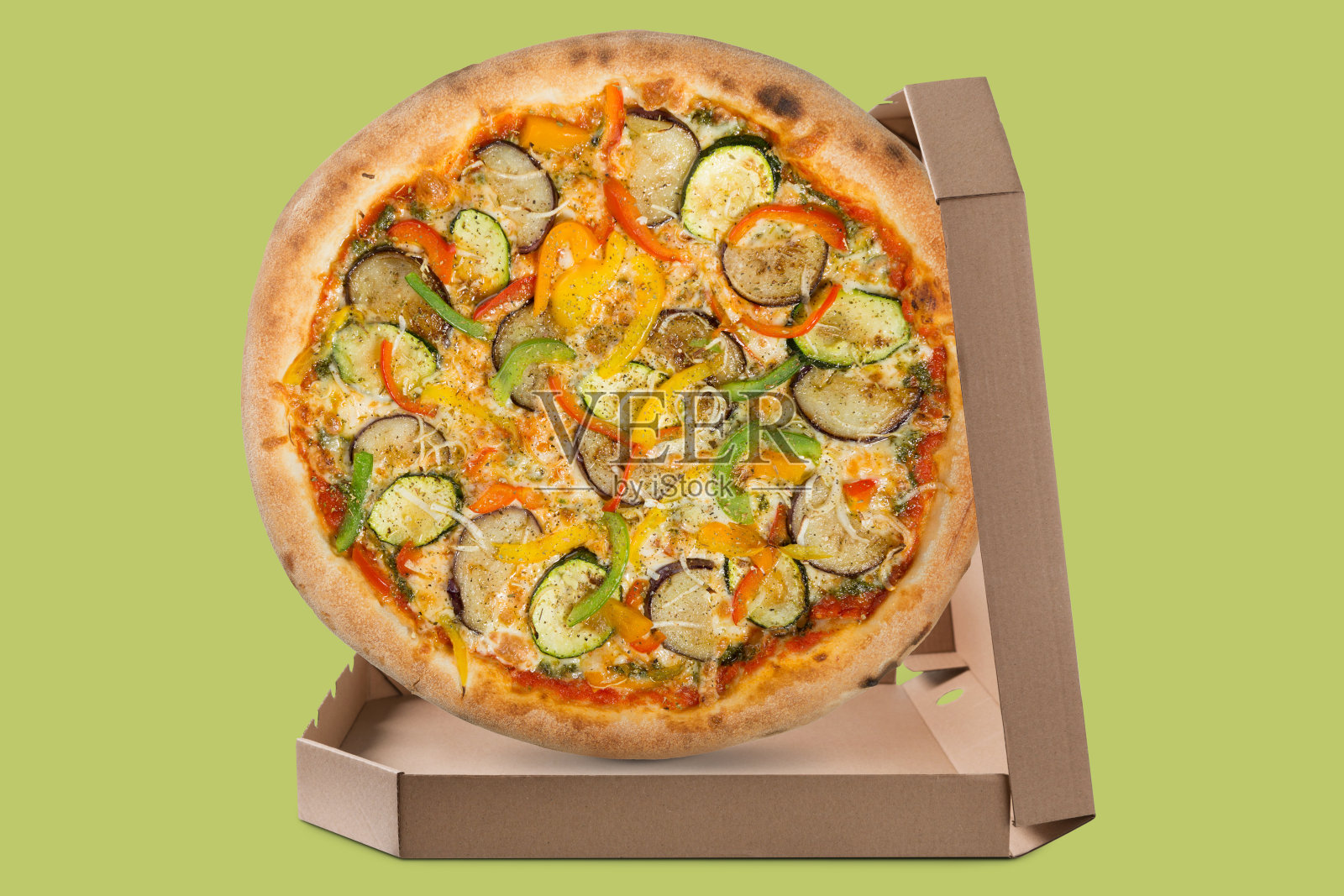 意大利素食披萨与西葫芦和茄子,在一个开放的盒子,在绿色的背景照片摄影图片