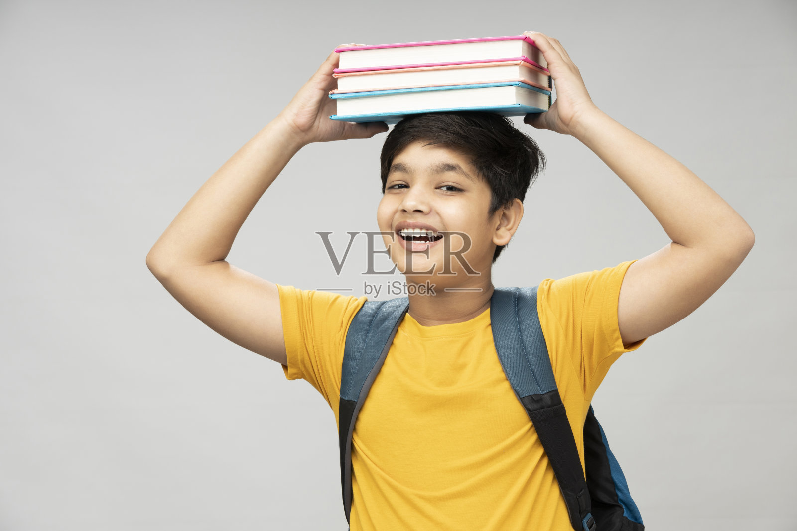 学生照片穿黄色t恤背包的背景,库存照片照片摄影图片