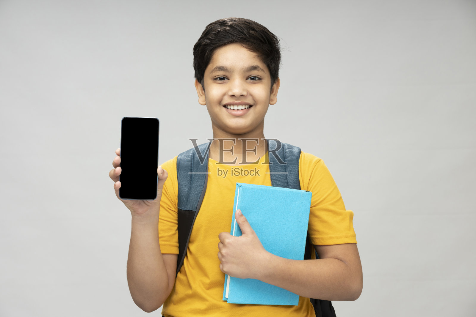 学生照片穿黄色t恤背包的背景,库存照片照片摄影图片