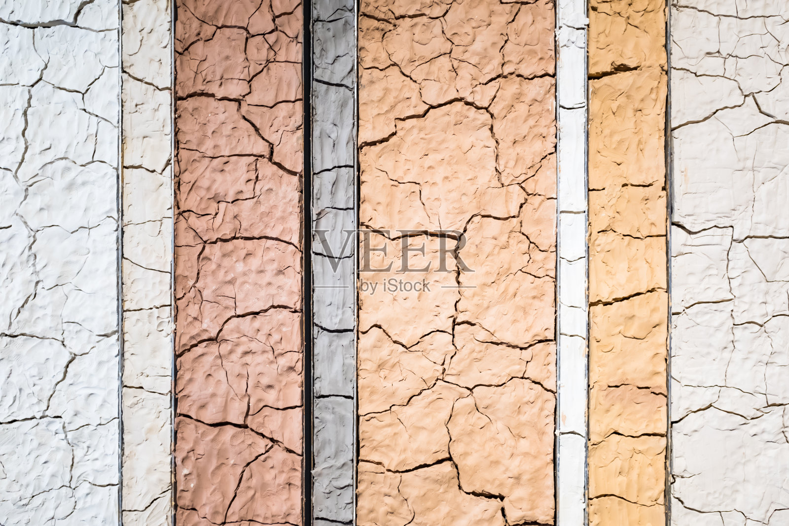 不同颜色的土壤在干燥后会出现自然开裂。白色,乳白色,棕色,深灰色,黄色,浅黄色照片摄影图片