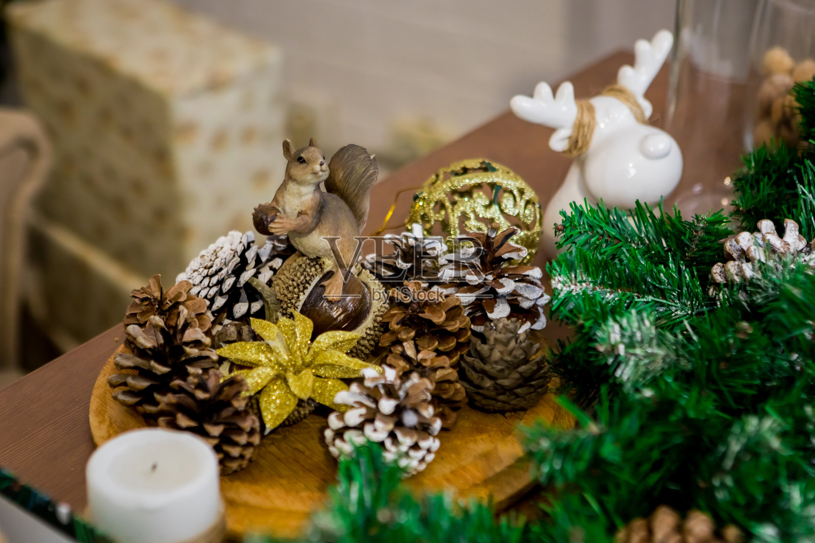 圣诞和新年照相馆,绿树,圆锥形树,陶俑,白墙(1)。照片摄影图片