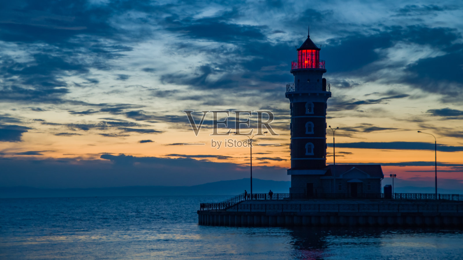 贝加尔湖港口的灯塔。位于图尔卡河口岸边照片摄影图片